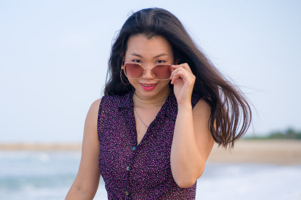 假日生活方式肖像年轻快乐和有吸引力的亚洲韩国女人在海滩上散步嬉戏享受大海轻松和愉快图片下载