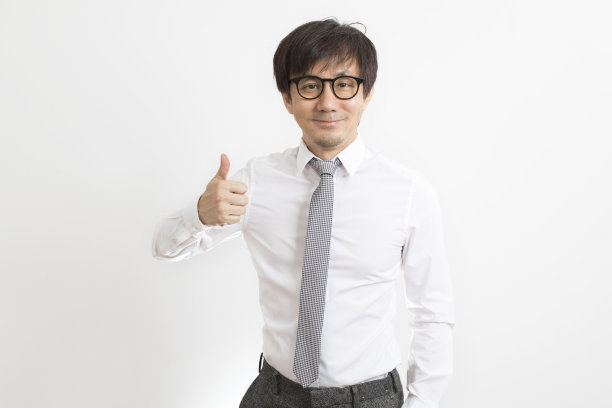 亚洲商人在白人背景上竖起大拇指微笑。图片下载