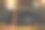 黑色的毕业帽放在一张木桌上图片下载