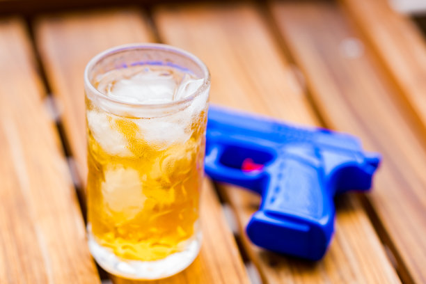 水枪和大麦冰茶图片下载