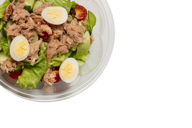 新鲜的金枪鱼沙拉，生菜，黄瓜，樱桃和鸡蛋在塑料容器。图片下载