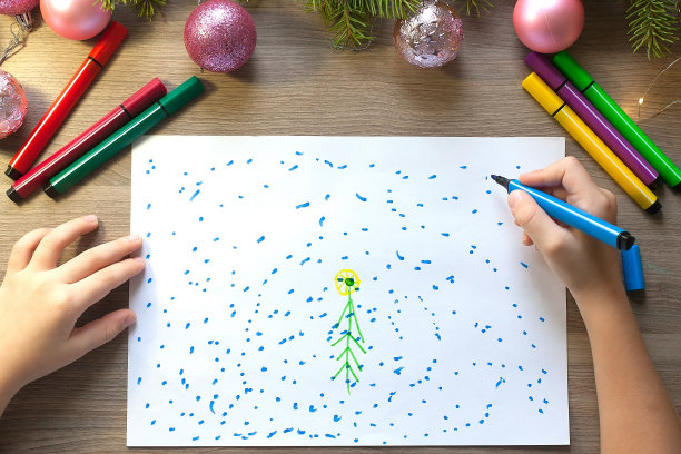 孩子用记号笔在纸上画了一棵圣诞树图片下载
