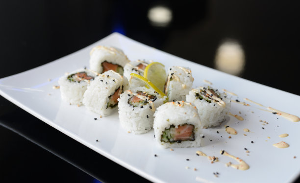 白色盘子上的日本寿司。图片下载