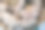 白色蒜堆质地。新鲜大蒜在市场桌上特写照片。维生素健康食品香料形象。辣食材图片。一堆白蒜头。白蒜头堆顶视图图片下载