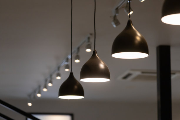 客厅里布置黑色吊灯。图片下载