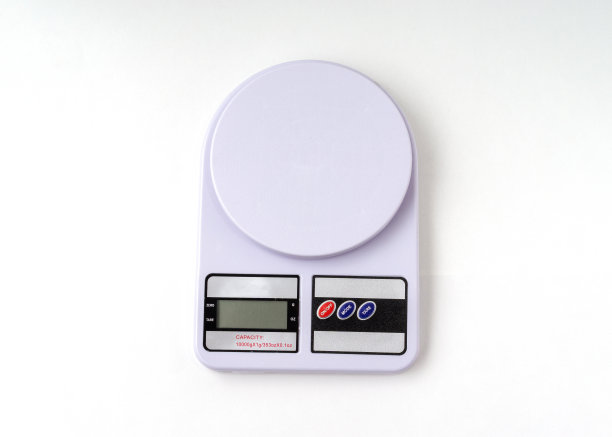 厨房数字秤孤立的白色背景。图片下载