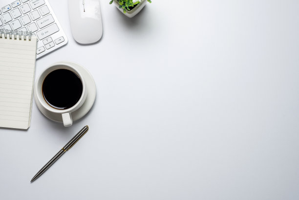 白色平板地板与鼠标笔记本咖啡桌俯视图。副本的空间。图片下载