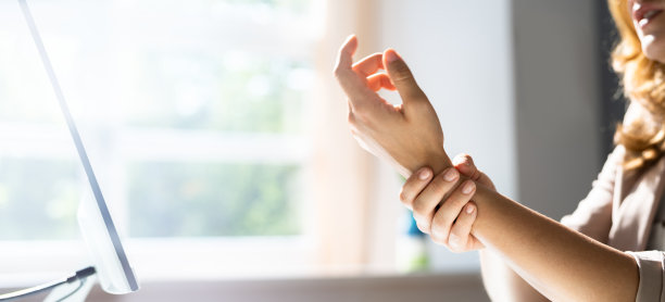 患有神经痛的年轻女子图片下载