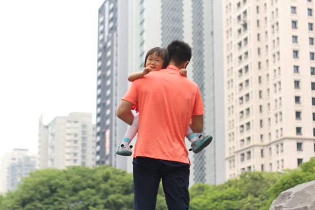 一个亚洲女孩抱着她的父亲。图片下载