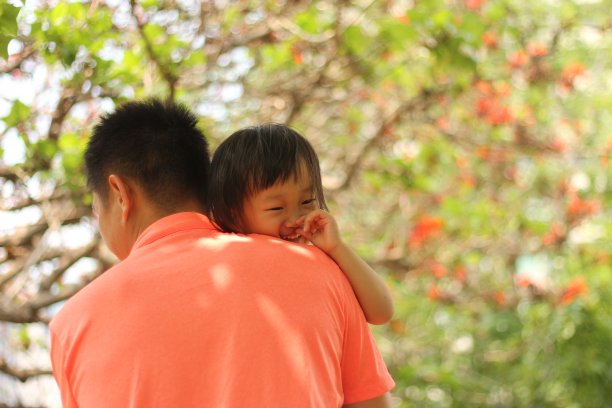 一个亚洲女孩抱着她的父亲。图片下载