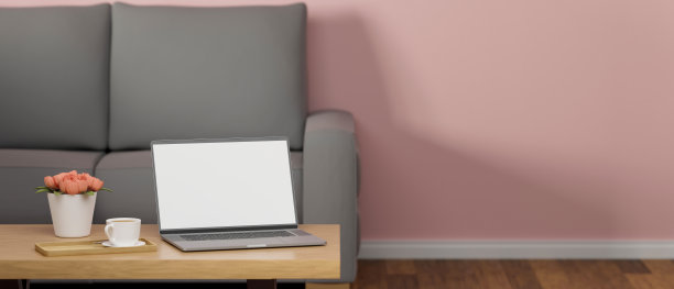 客厅的咖啡桌上放着带屏幕的笔记本电脑，配有沙发、装饰和粉红色的墙壁，3D渲染图片下载