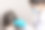 皮肤科医生或毛发学家在病人的头发上涂抹头皮屑或虱子。图片下载