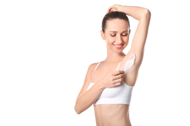 美丽的女人与羽毛孤立在白色的背景，脱毛的概念图片下载