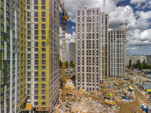 新的高层建筑在工地上。建筑工地的无人机照片图片下载