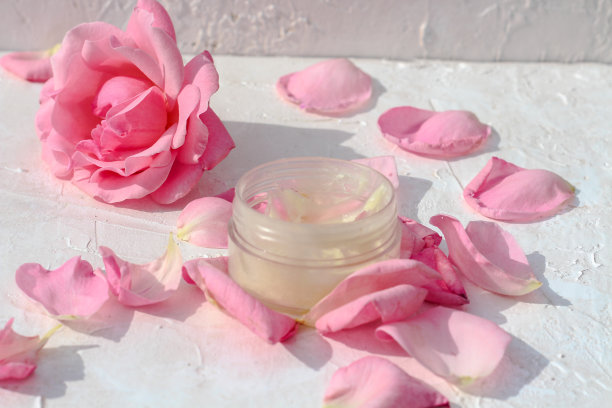 一个霜状保湿霜的罐子，放在白色纹理的背景上图片下载