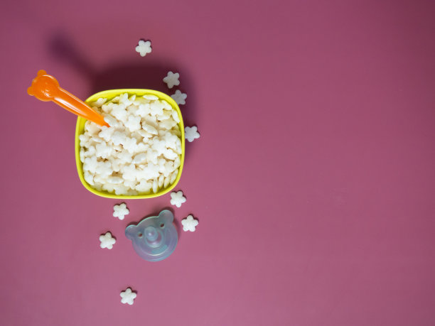 宝宝干米片放在硅胶碗里，概念宝宝食品，放置文字图片下载