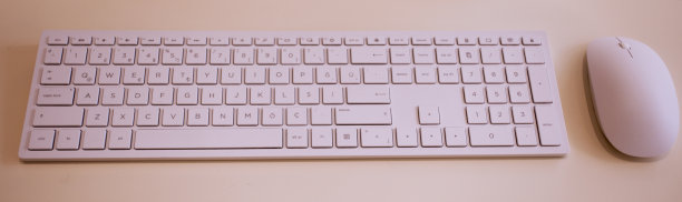 有键盘和鼠标的办公桌图片下载