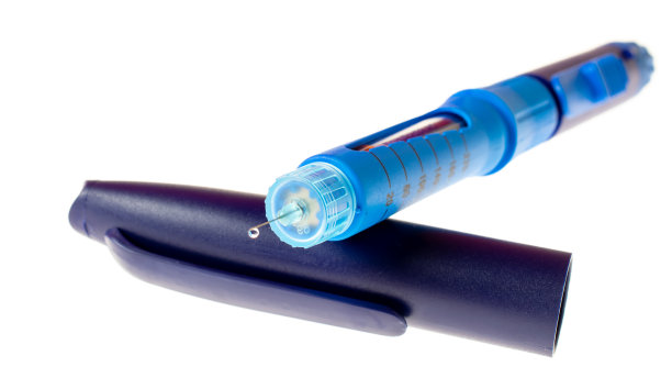 胰岛素笔注射。胰岛素笔，白色背景，针头填充。糖尿病日。图片下载