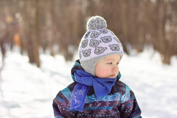 一个男孩在冬天的外面，旁边是一个操场，一个孩子已经一岁半了。悲伤的情绪,眼泪。孩子们的情感,悲伤图片下载