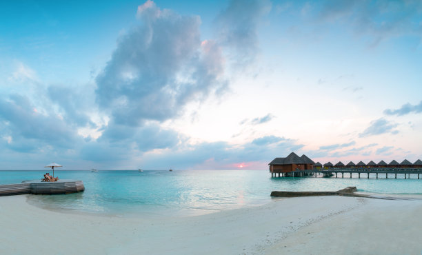 壮丽的马尔代夫热带海滩在日出。图片下载