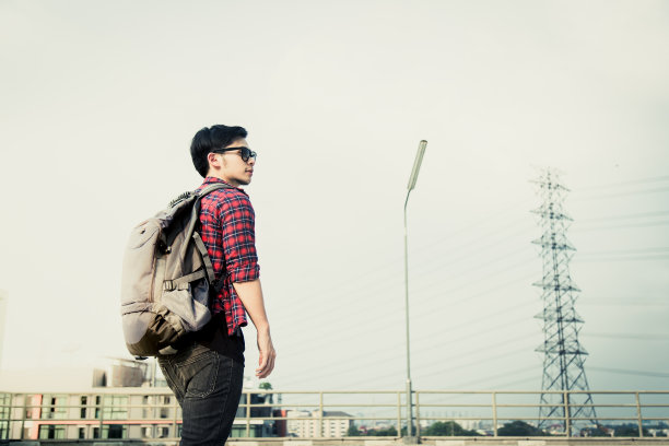 酷男正走在大街上，准备去上班。夏天天气很热。街头生活图片下载