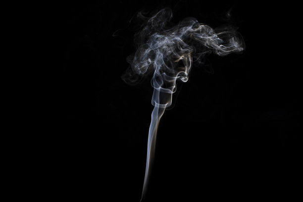 黑色背景上的白烟图片下载