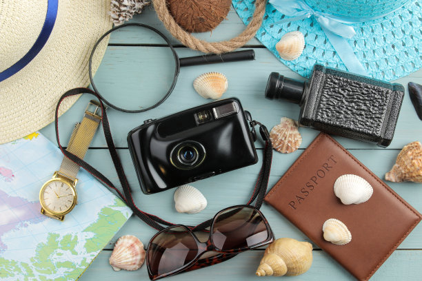 旅行概念帽子，相机，护照，地图和太阳镜在木蓝色背景。前视图。图片下载