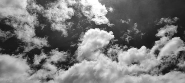 天空和云，黑色和白色。图片下载