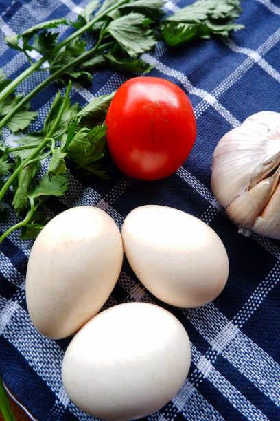 这张照片是几种食材的照片，比如鸡蛋、西红柿、大蒜和芹菜叶图片下载