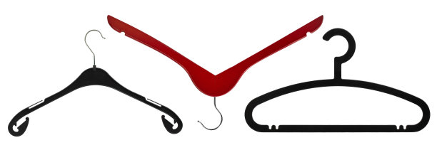 木制和塑料衣架，有一个挂钩的衣服，隔离裁剪在白色的背景图片下载