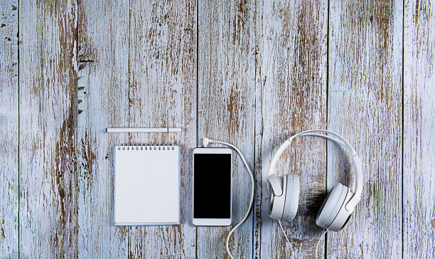 平面布局在浅蓝色的木材背景。水平的照片。作文概念在线会议、桌面、办公培训、概念博客、在线教育图片下载