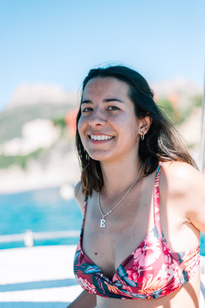 地中海一艘船上的女人肖像图片下载