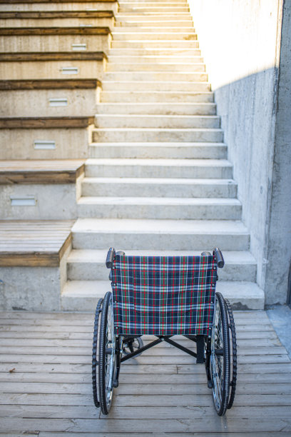 轮椅过楼梯图片下载