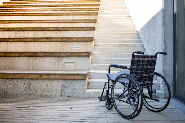 轮椅过楼梯图片下载