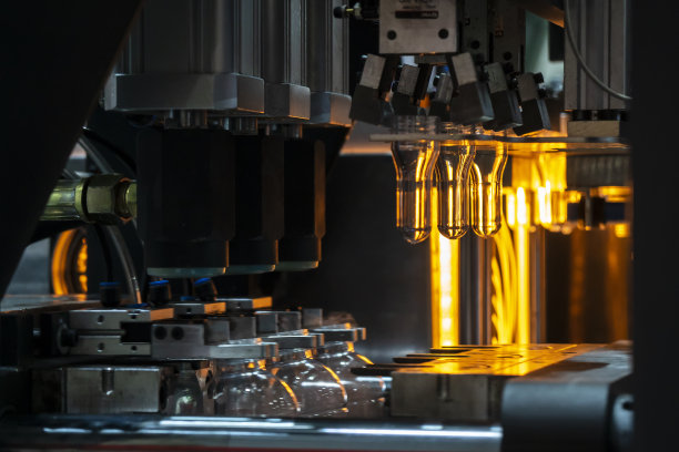 吹模机中瓶的预成形。图片下载