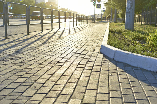 在夏天照亮城市的鹅卵石街道图片下载