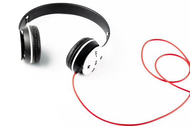 耳机上有白色的背景，耳机里有音乐的声音。在白色背景上隔离图片下载