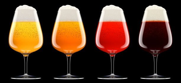 一套新鲜的啤酒与泡沫隔离在黑色的背景。图片下载