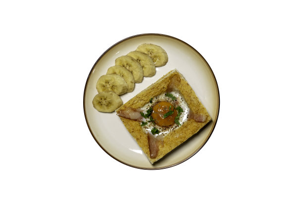 现代早餐，烤面包，鸡蛋，培根，香蕉在孤立的白色背景。良好的健康的食物。前视图。图片下载