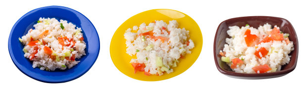 米饭和蔬菜在盘子上孤立的白色背景。米饭配西红柿，黄瓜和洋葱。图片下载