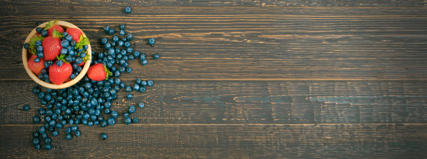 新鲜的夏天浆果在乡村木制背景图片下载