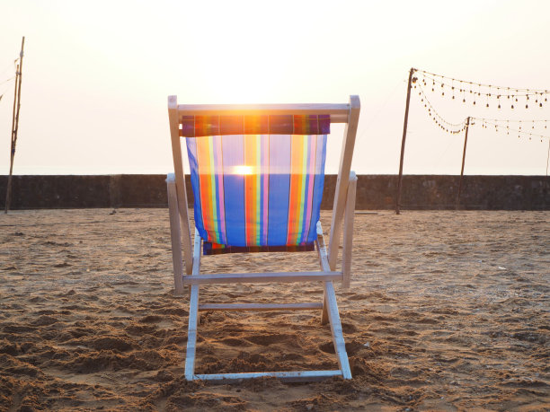 夏日的海滩在日落时分与椅子海滩的自然背景图片下载