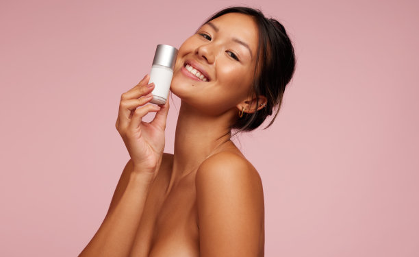 女人喜欢新的美容产品图片下载