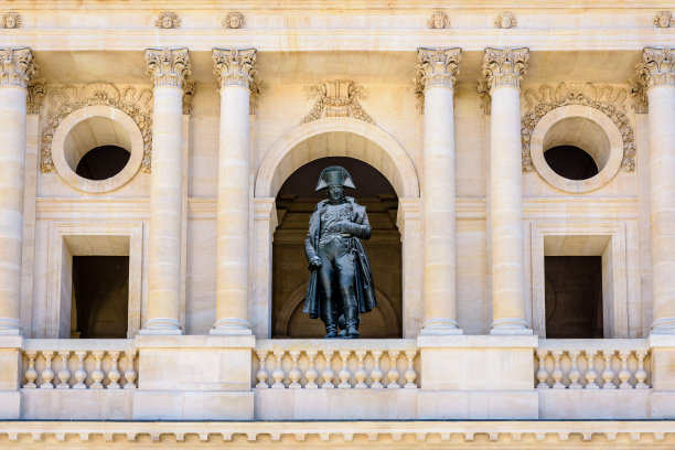 巴黎荣军院拿破仑·波拿巴的雕像。图片下载