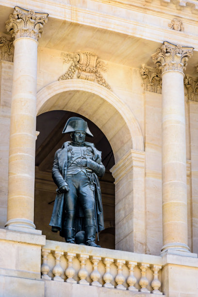 巴黎荣军院拿破仑·波拿巴的雕像。图片下载