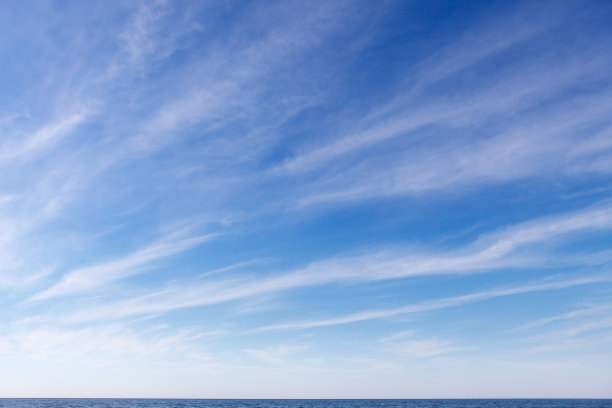 海上美丽的天空和卷云。地平线图片下载
