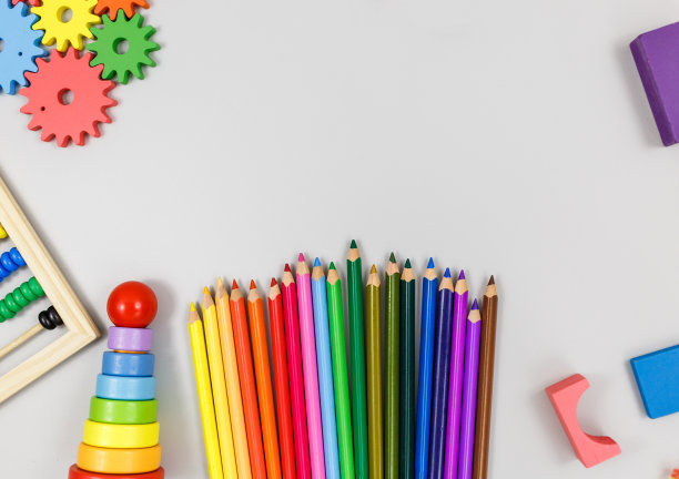 彩色木块，灰色背景上的铅笔。时髦的环保益智玩具。幼儿园、学前班的教育玩具。回到学校。图片下载