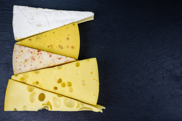 石板上有各种各样的奶酪。俯视图图片下载