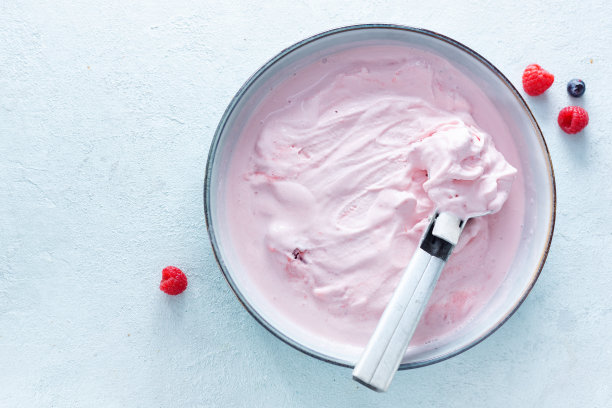 自制水果浆果冰淇淋，冰淇淋勺放在碗里。图片下载