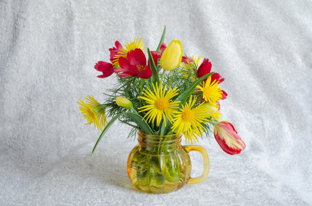 轻柔的天鹅绒背景与一束春天的鲜花图片下载